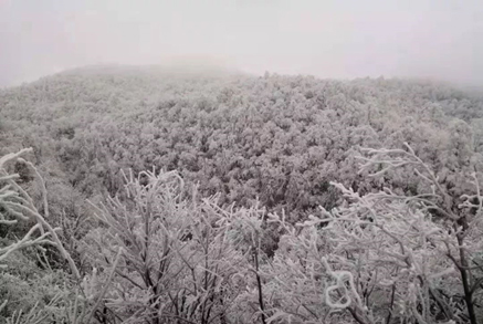 天門(mén)山雪景